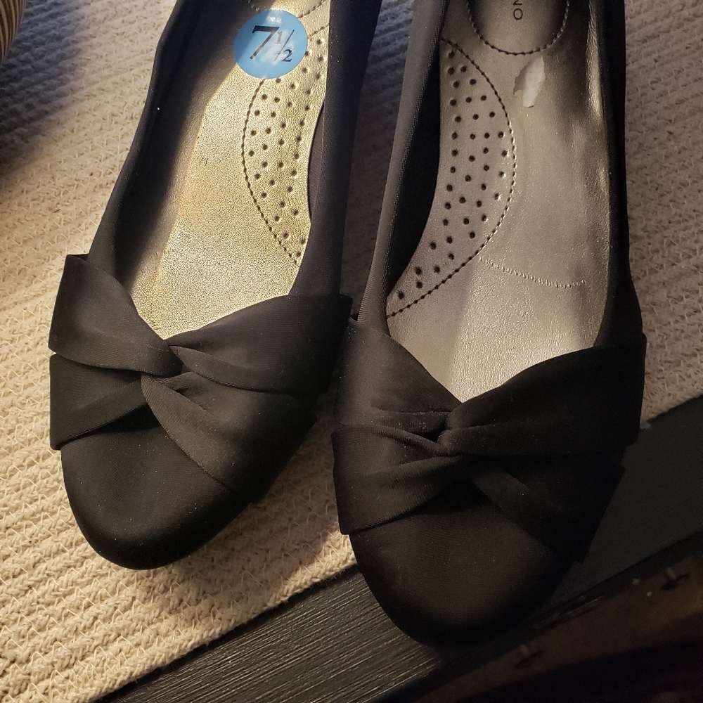 NWT Black small wedge shoe